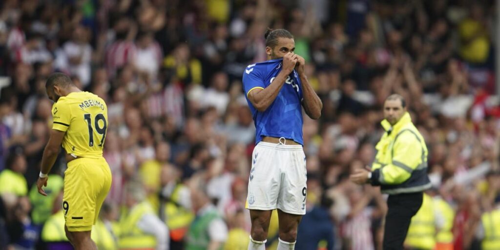 Calvert-Lewin se lesiona y el Everton no tiene delanteros