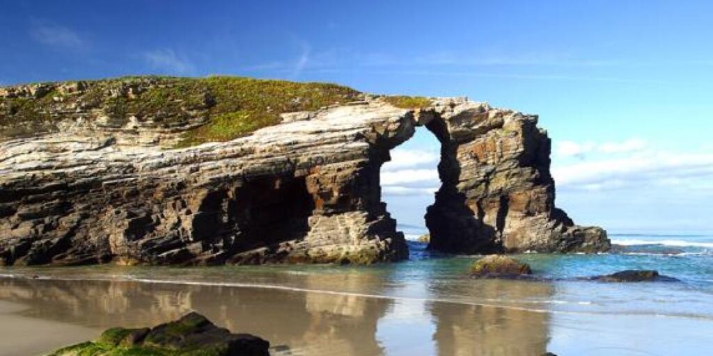 Cascadas, cuevas y bosques: 15 lugares en España que te quitarán la respiración