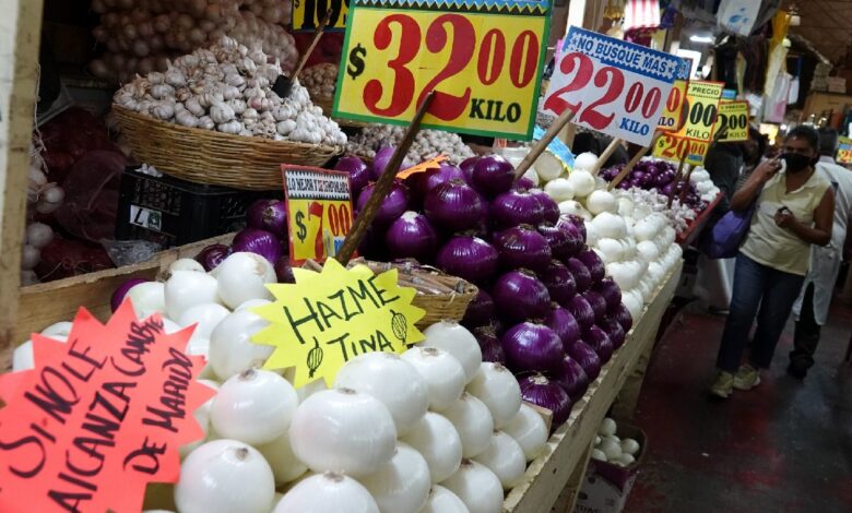 Cebolla, papa y tortilla, los productos golpeados por la inflación a pesar del plan de AMLO