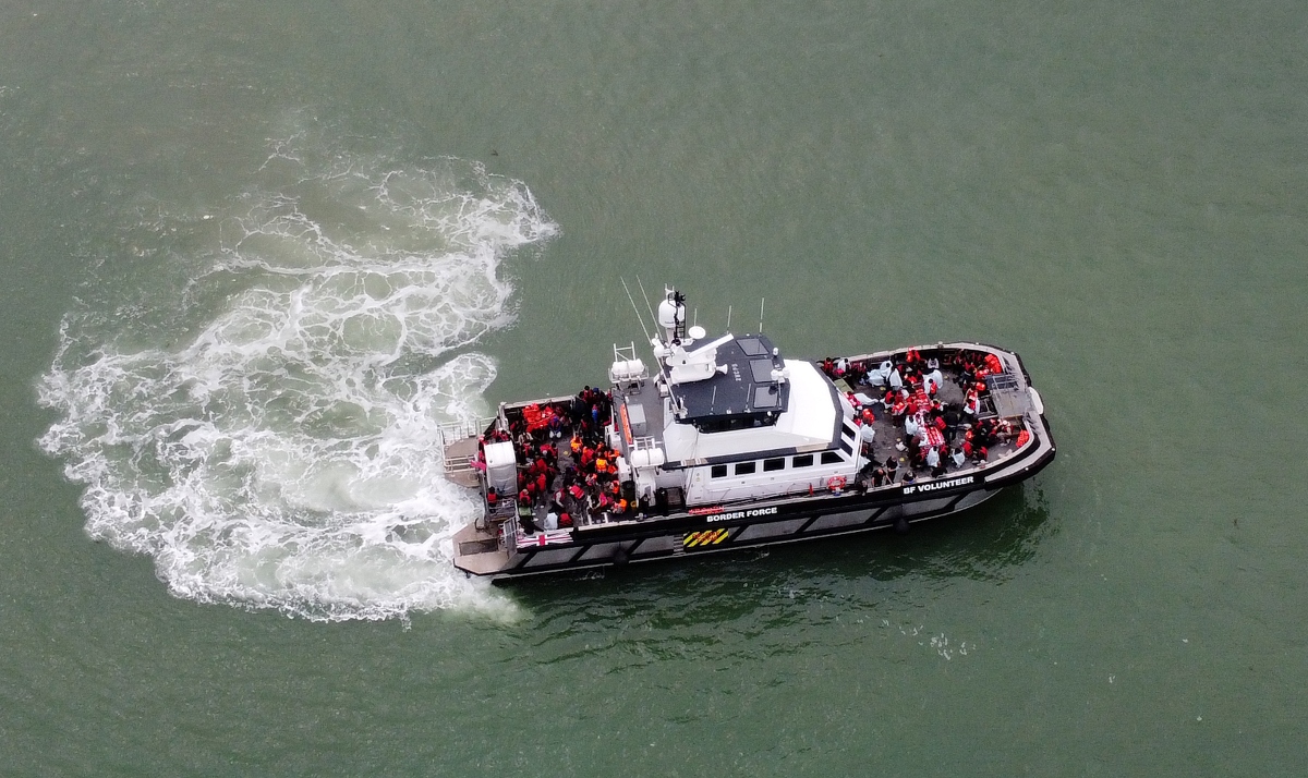 Cerca de 700 migrantes cruzan el Canal de la Mancha en un solo día,  cifra récord en lo que va de 2022