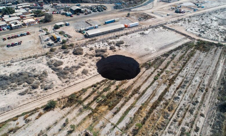 Chile investiga el origen de un gigantesco socavón que apareció en una zona minera