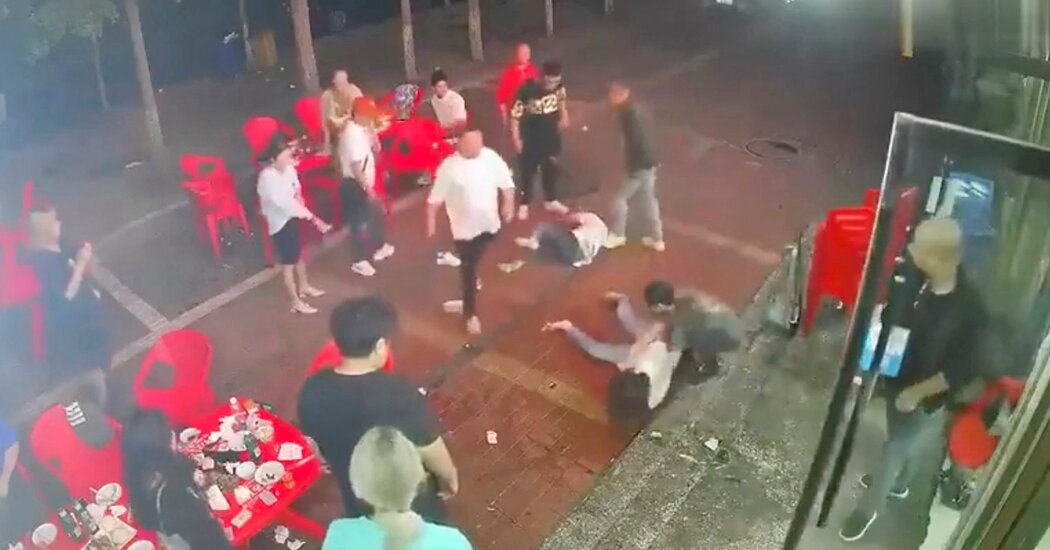 China acusa a 28 personas, meses después de brutal golpiza a mujeres