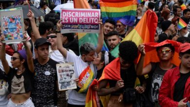 Cientos se manifiestan en Bogotá tras agresión a pareja gay