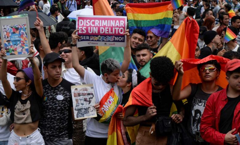 Cientos se manifiestan en Bogotá tras agresión a pareja gay
