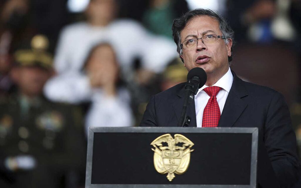 Colombia: El presidente Gustavo Petro suspende las órdenes de captura y extradición del ELN
