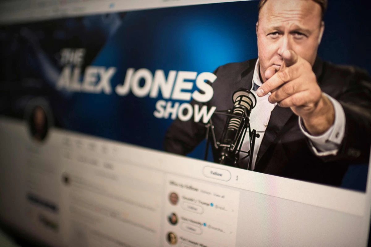 Condenado a pagar 50 millones el ultraderechista Alex Jones por decir que la matanza de Sandy Hook fue un teatro