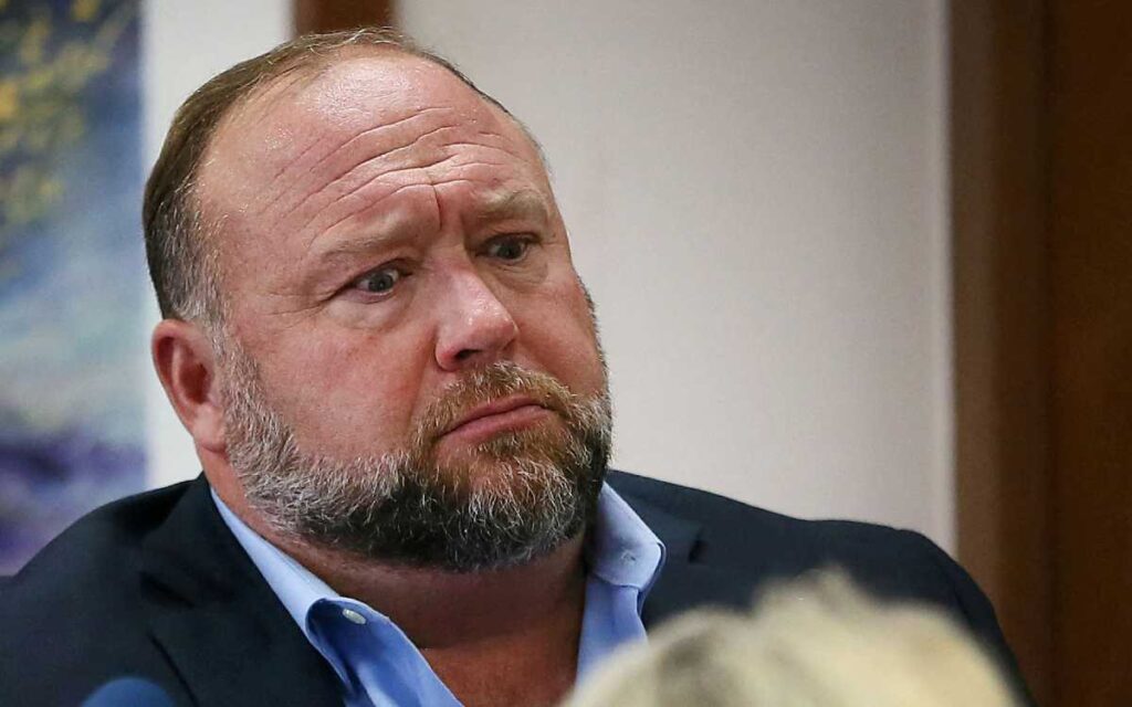 Condenan a pagar 4.1 mdd a Alex Jones por difundir mentiras sobre masacre en primaria de Estados Unidos