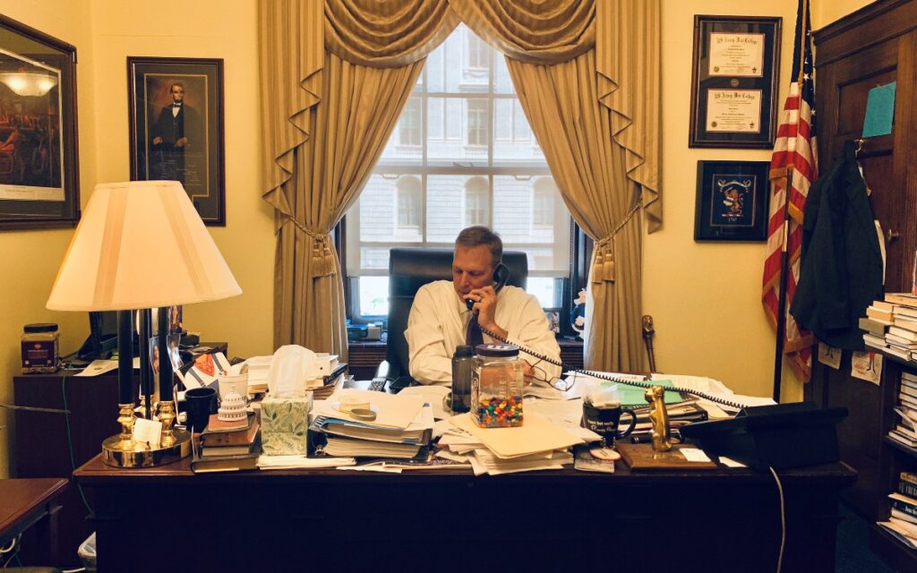 Congresista republicano Scott Perry denuncia que la FBI confiscó su celular