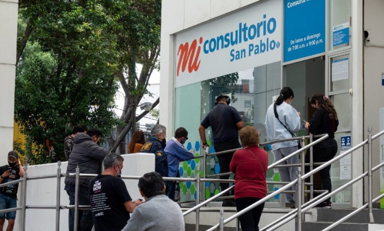 Consultorios de farmacias "son un tercer proveedor de servicios de salud" en México: investigador UNAM