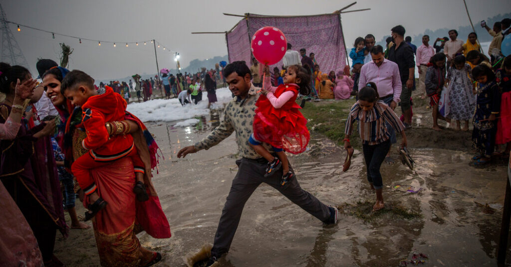 Corte Suprema de India dice que 'familia' incluye parejas del mismo sexo y otros