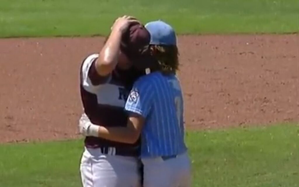 Dan pequeños peloteros una lección de deportivismo | Video