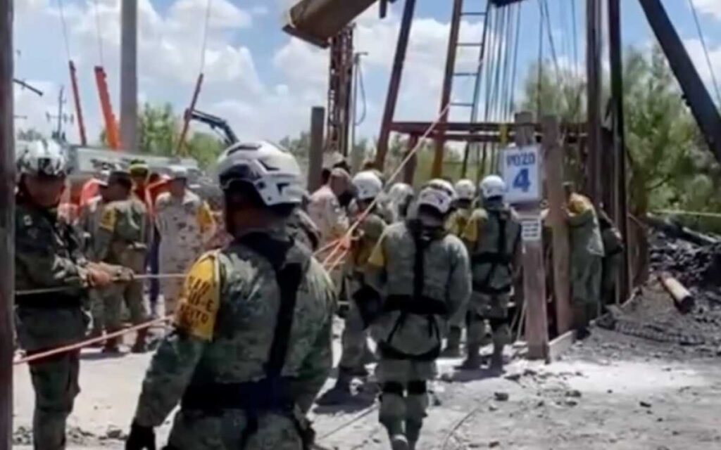 Dron acuático revela que pozo carbonero de Sabinas tiene troncos, 'no se puede pasar'