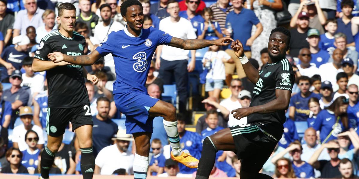 El Chelsea sufre pero gana con diez gracias al doblete de Sterling