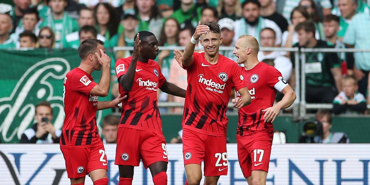 El Eintracht remonta y golea al Werder Bremen