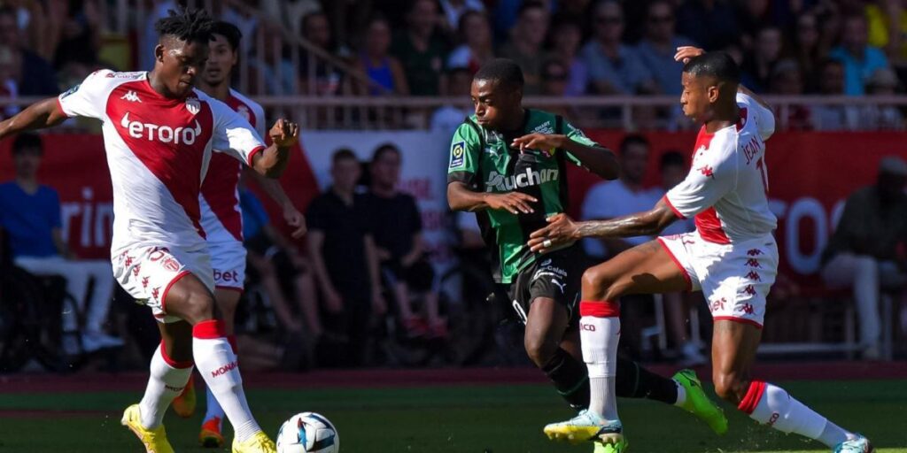 El Lens golea en Mónaco y alarga su racha