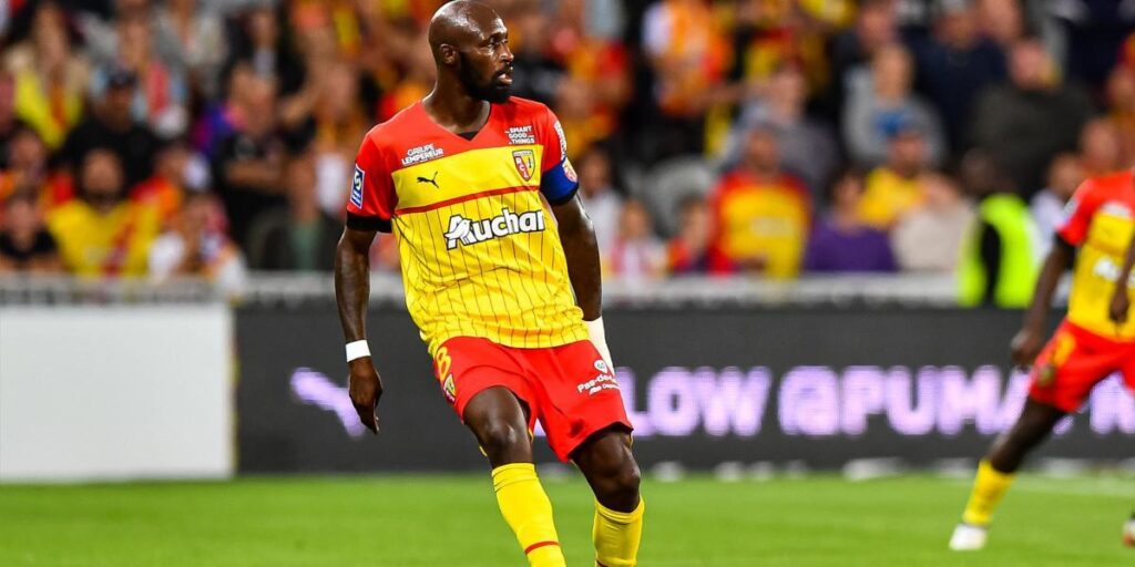 El Lens presiona al PSG y le supera en el liderato