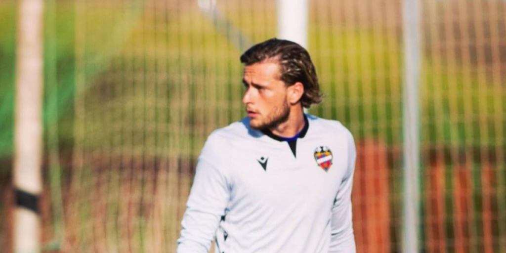 El Levante inscribe en LaLiga al portero Joan Femenías