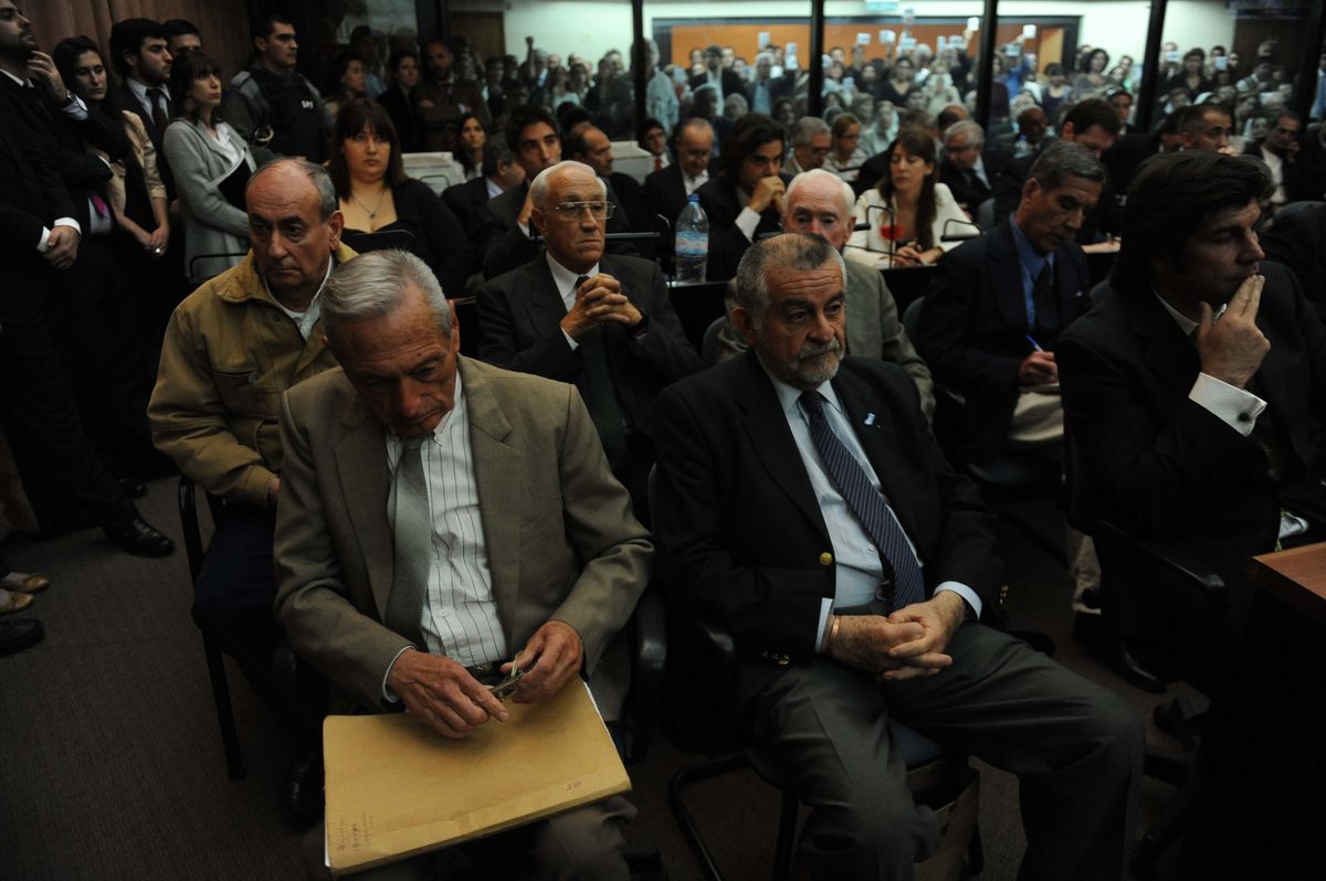 El Ministerio de Defensa de Argentina expulsa de la Armada a seis represores de la dictadura