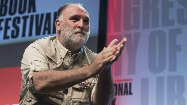 El chef José Andrés aplaudiendo / Gtres