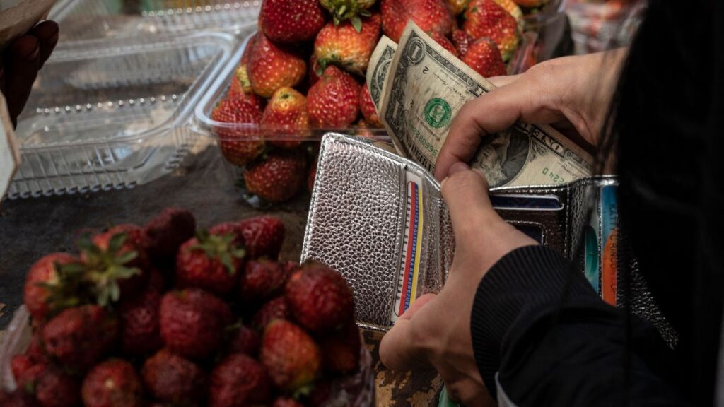 El alza abrupta del dólar le pone techo a la recuperación económica de Venezuela