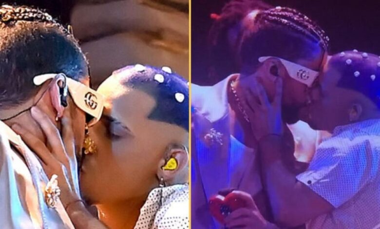 El beso de Bad Bunny con un bailarín que ha dividido las redes
