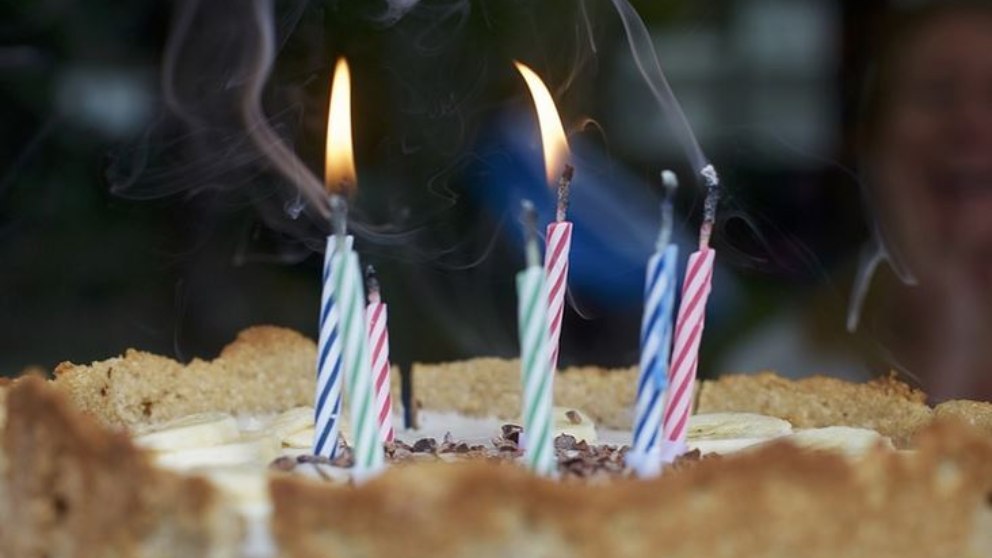 El curioso origen de soplar velas por el cumpleaños