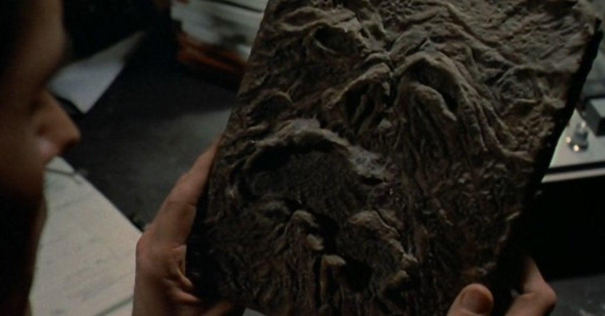 El director de Evil Dead Rise opina sobre las reorganizaciones de HBO Max y las preocupaciones sobre la fecha de lanzamiento