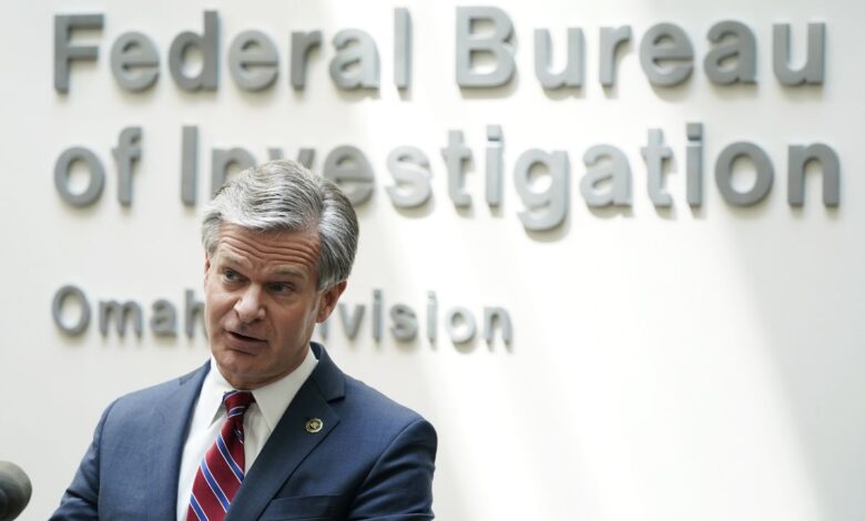 El director del FBI denuncia una avalancha de amenazas tras el registro a la casa de Trump