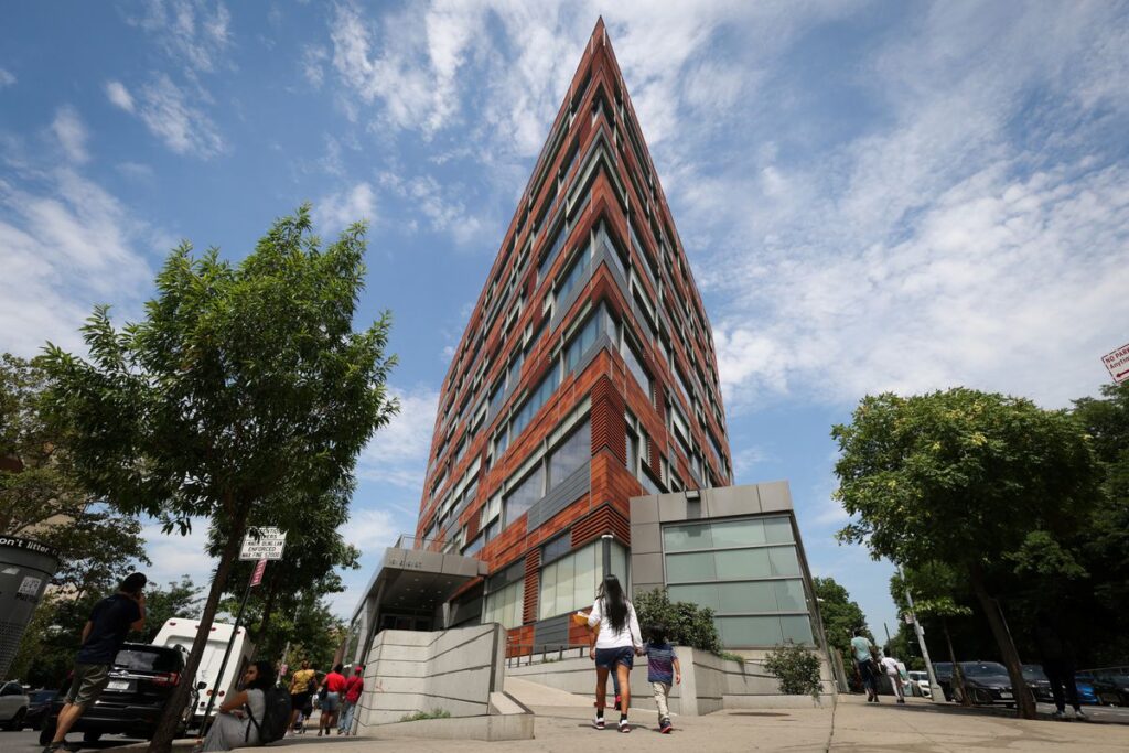 El gobernador de Texas envía a miles de inmigrantes a Washington y Nueva York para presionar a la Casa Blanca