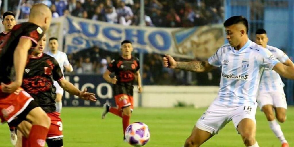 El líder Atlético Tucumán golea a Barracas