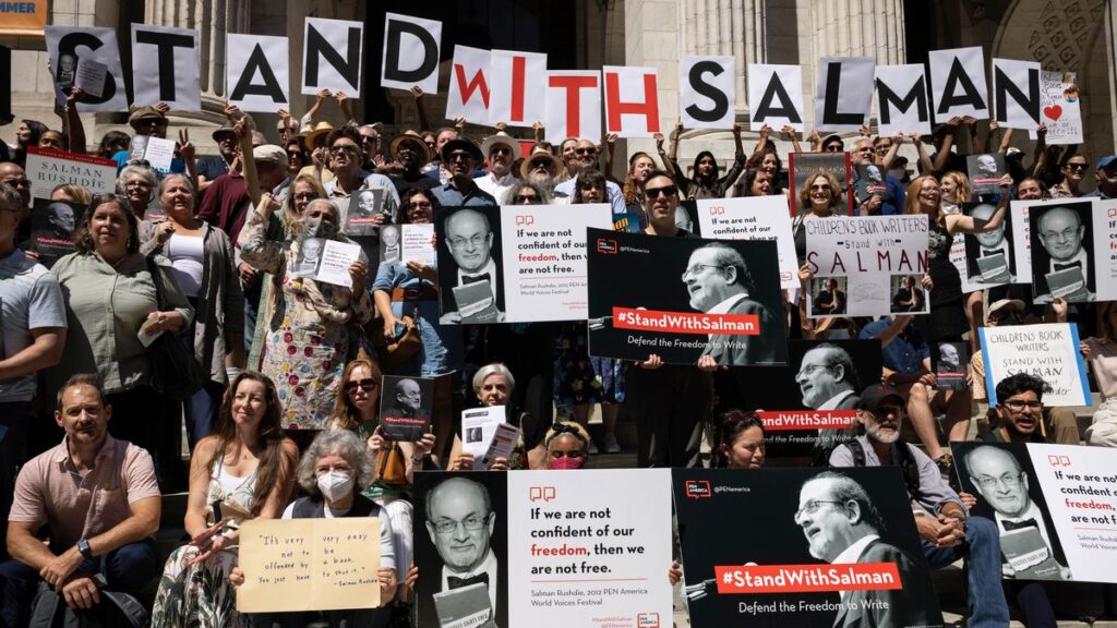 El mundo literario de Nueva York rinde homenaje a Salman Rushdie una semana después del ataque