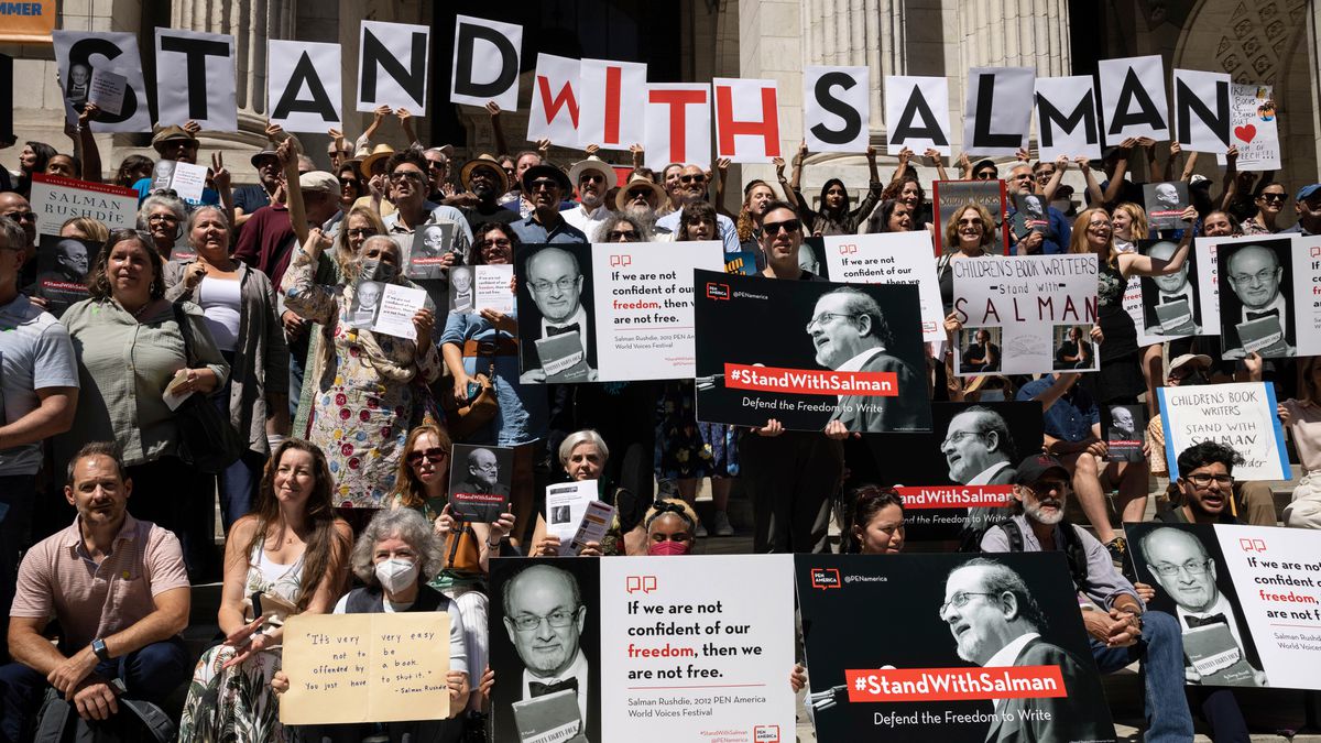 El mundo literario de Nueva York rinde homenaje a Salman Rushdie una semana después del ataque