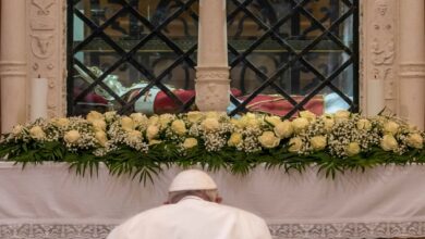 El papa Francisco visita la tumba de Celestino V, el primer pontífice que renunció a su cargo