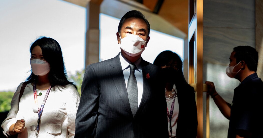 El rostro de China: un diplomático trotamundos armado con advertencias estadounidenses