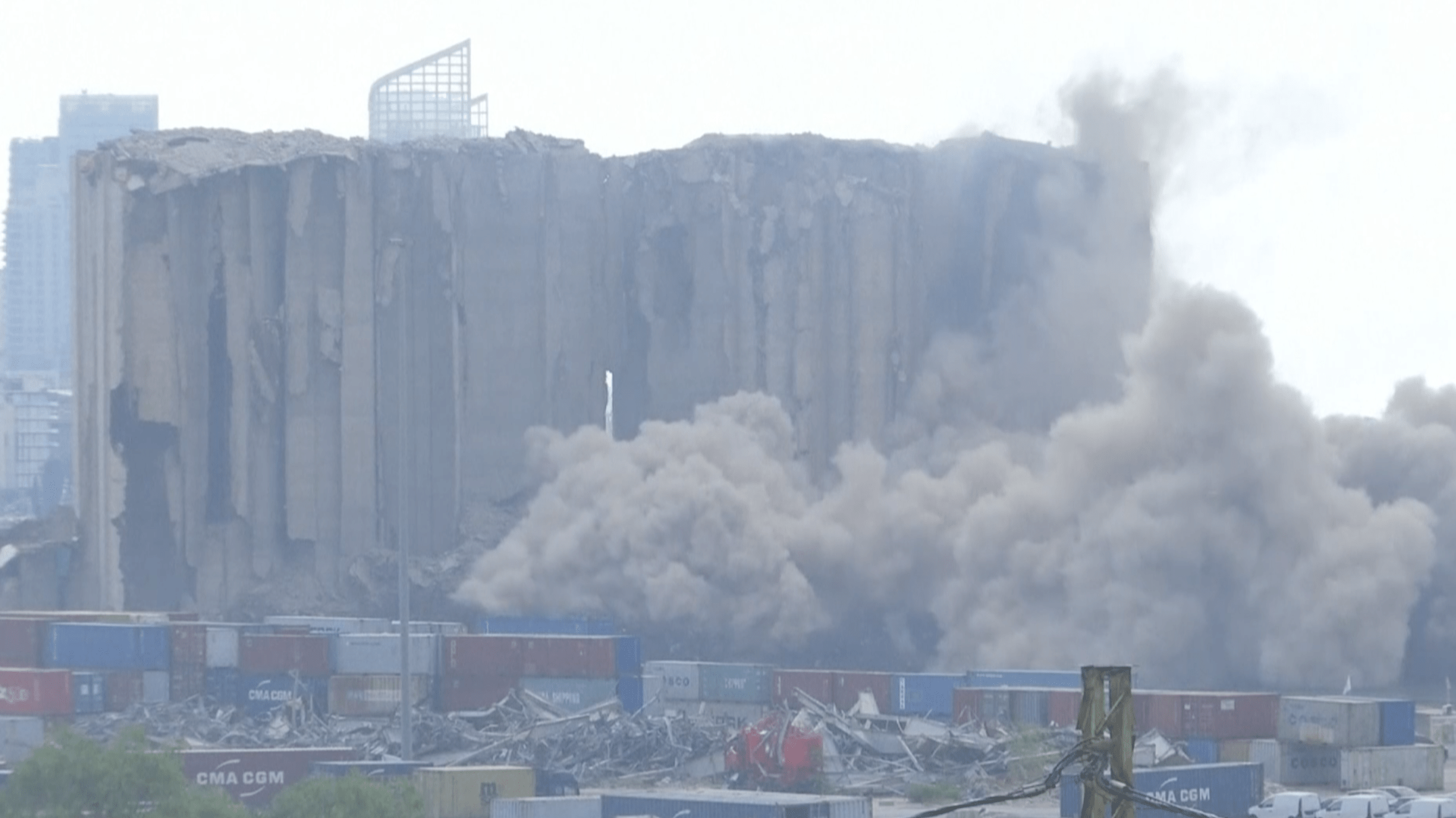 El símbolo de la explosión de Beirut, amenazado y en llamas dos años después