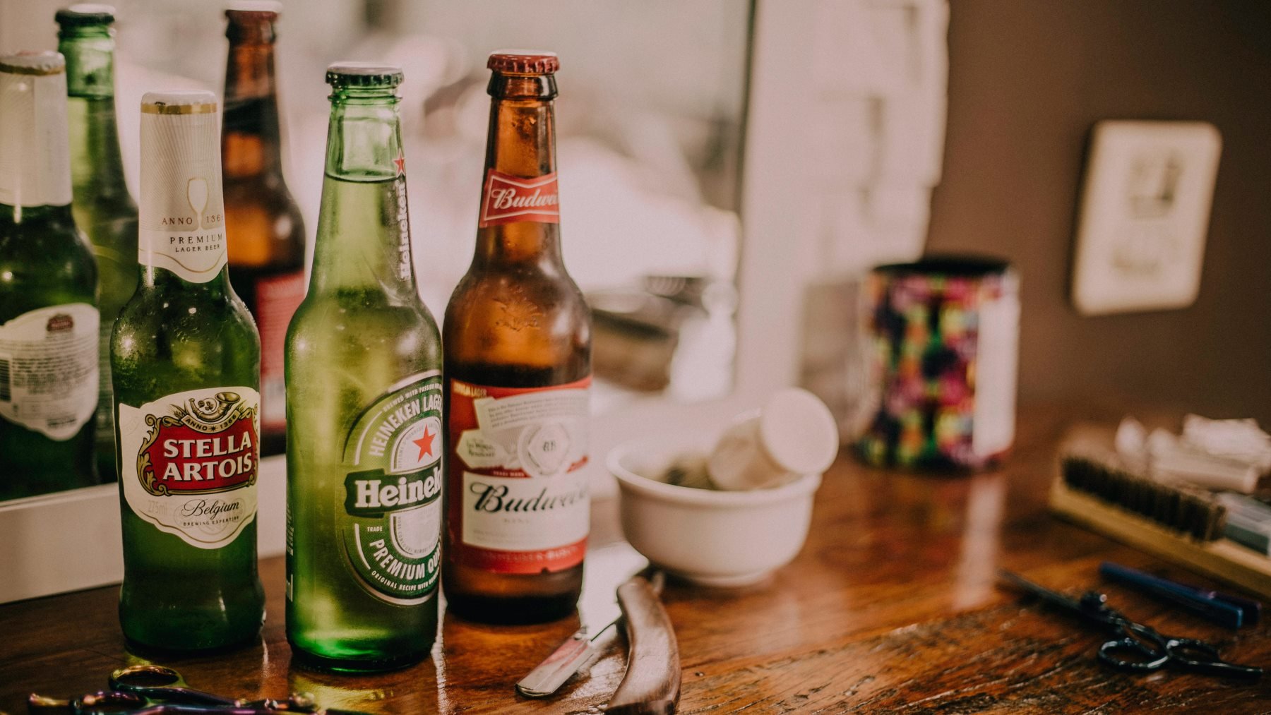 El sorprendente motivo por el que las cervezas tienen el cuello largo