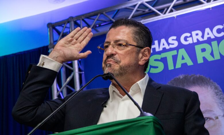El tono agresivo y la popularidad del presidente Rodrigo Chaves miden la estabilidad del sistema en Costa Rica