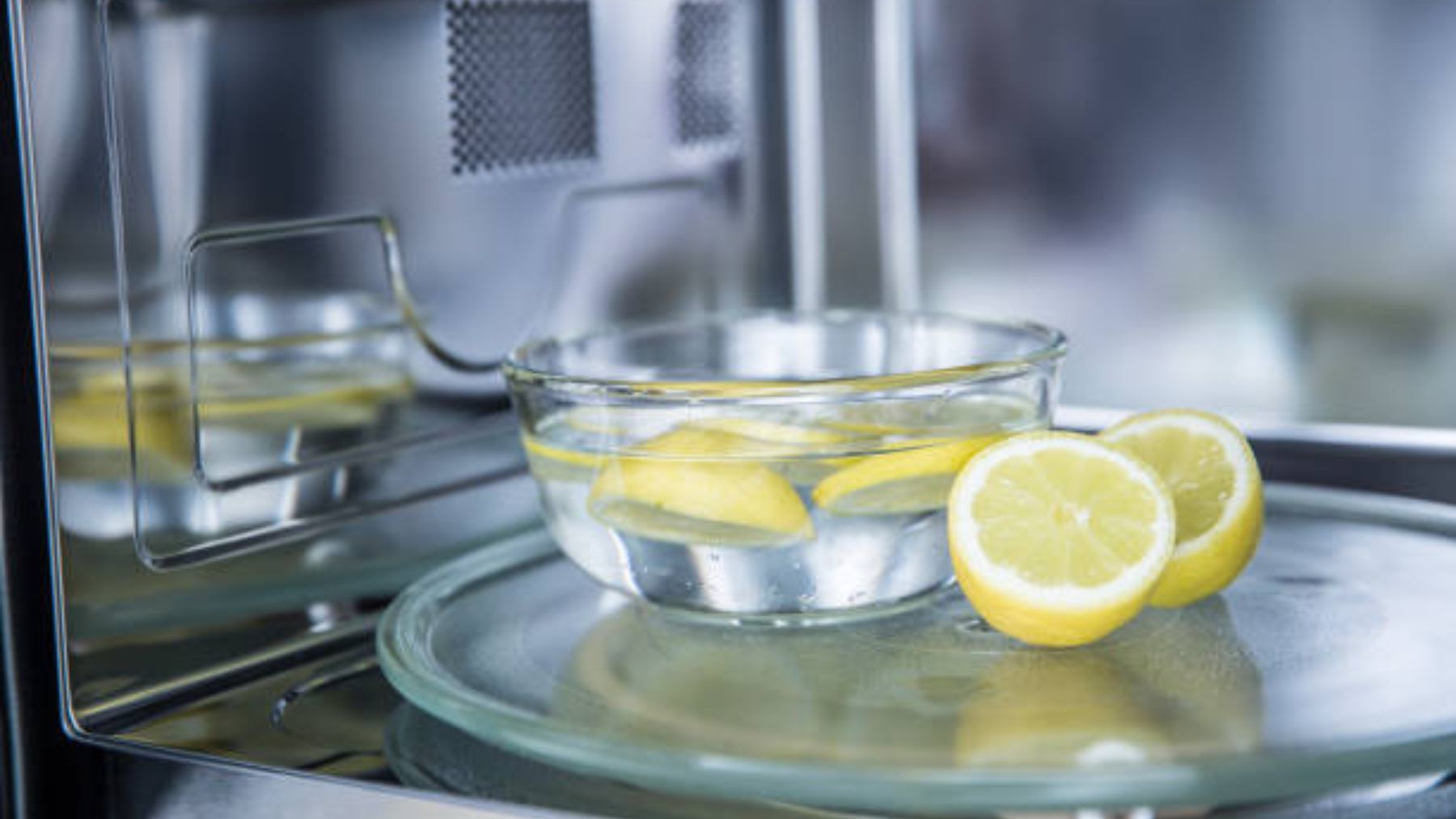 El truco viral para limpiar el horno en cuestión de segundos