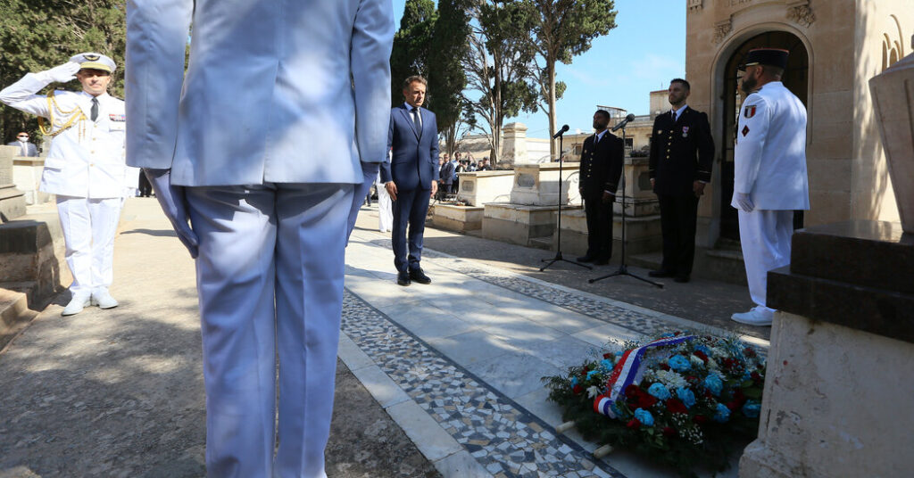 En Argelia, Macron busca remodelar lazos traumáticos con Francia