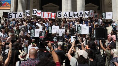 Escritores muestran su apoyo a Rushdie en las calles de Nueva York | Video