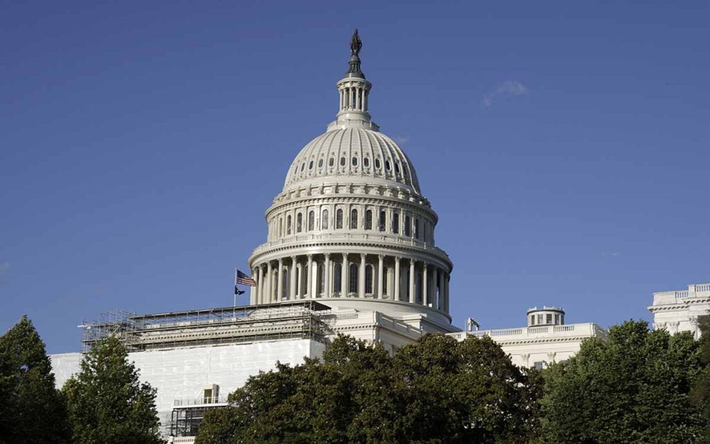 Estados Unidos: Hombre estrella automóvil cerca del Capitolio, lanza disparos al aire y se suicida