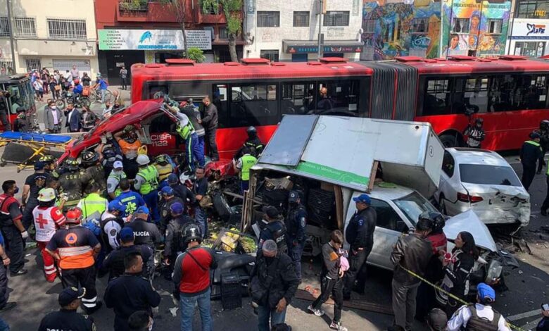 Esto se sabe del accidente entre 7 autos y un Metrobús en Insurgentes | Videos y fotos
