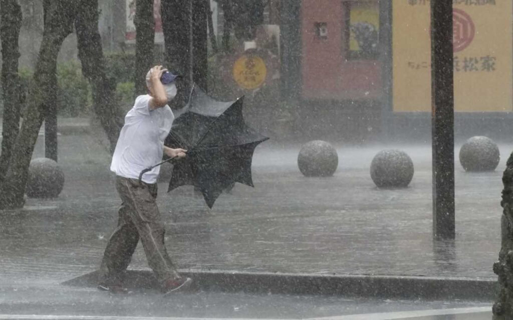 Evacúan a más de 70 mil personas ante el impacto del tifón 'Meari' en Japón