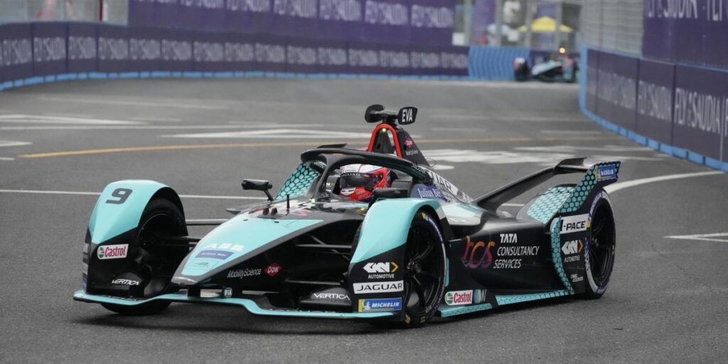 Evans gana una accidentada carrera 1 en Seúl y pospone el título