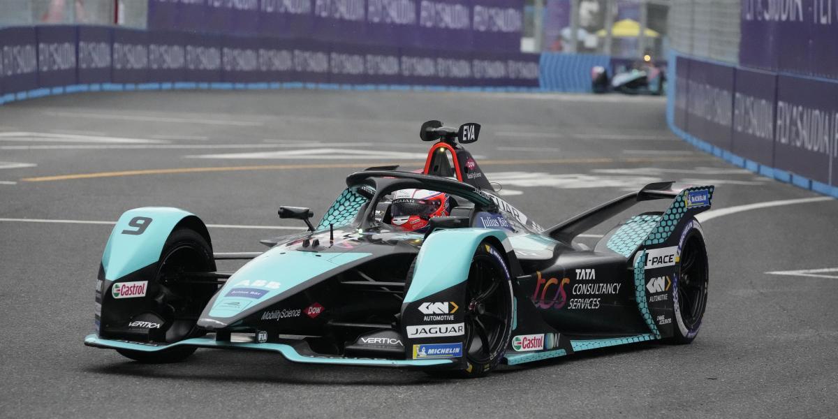 Evans gana una accidentada carrera 1 en Seúl y pospone el título