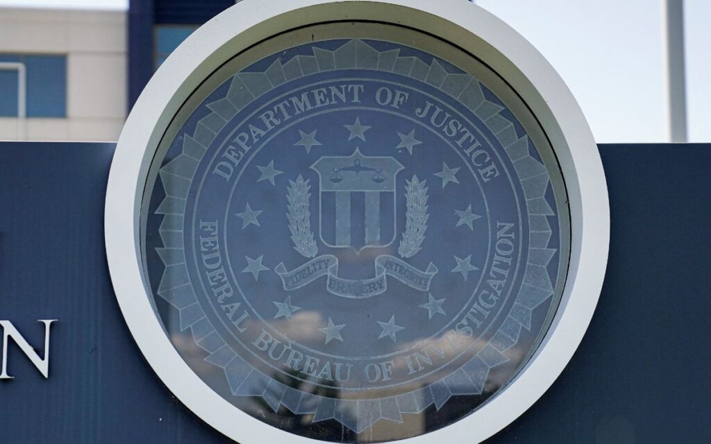 FBI abate a sujeto armado que intentó entrar a sus oficinas en Cincinnati