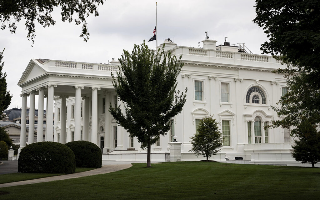 FBI entrevistó a exconsejero de Trump y su adjunto por documentos clasificados