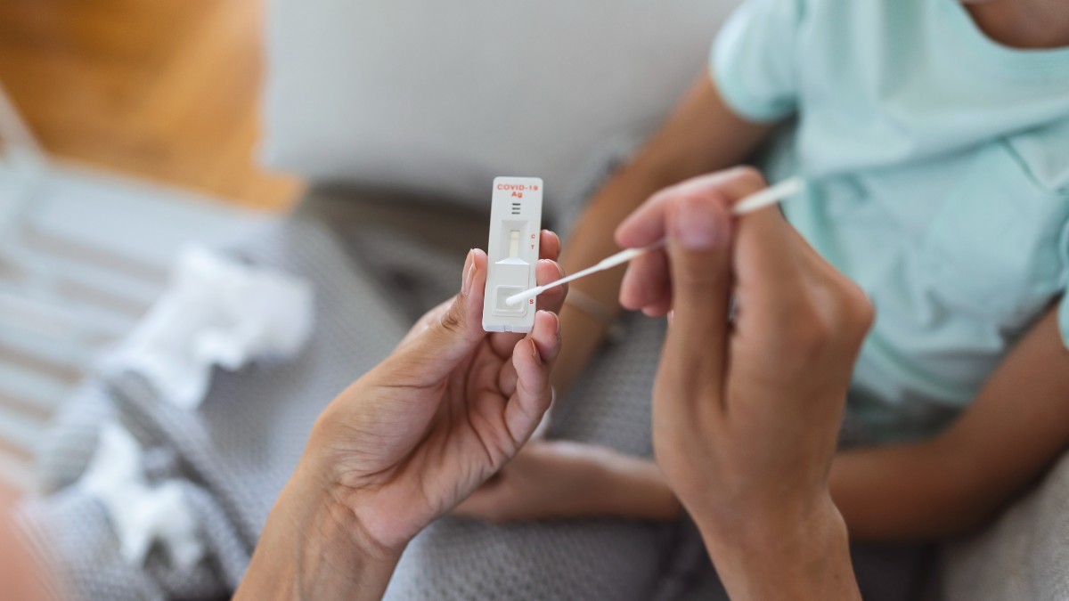 FDA: personas expuestas al COVID-19 deben  hacerse tres pruebas caseras para mejorar la eficacia