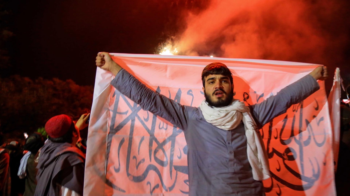 “Feliz libertad”: con fuegos artificiales, talibanes celebran un año de la retirada de EEUU