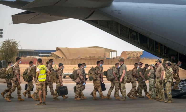 Francia retira a sus últimos soldados de Malí mientras redefine su estrategia africana